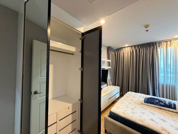bedroom and room interior of Supalai Wellington