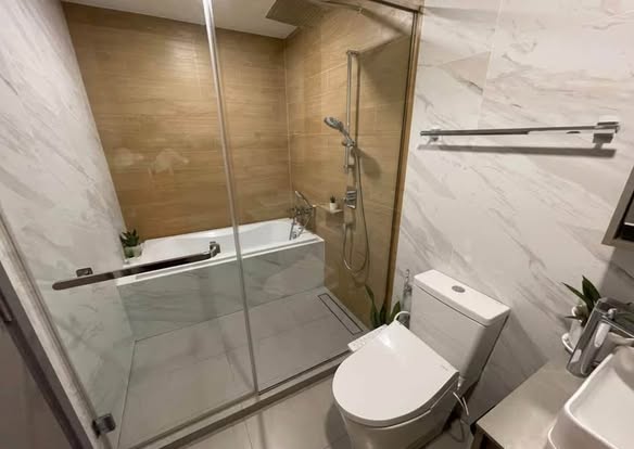 room interior and bathroom of TAKA HAUS ทากะ เฮาส์