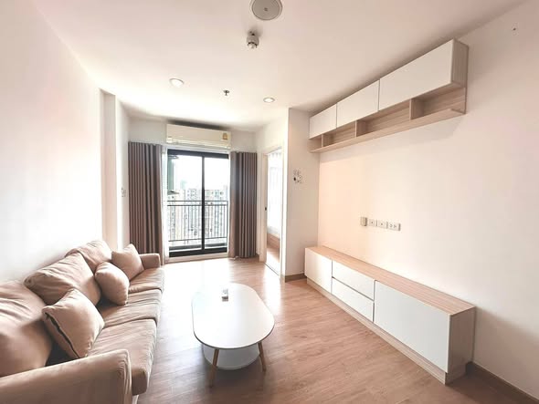 living room of Thana Astoria – New York Art Deco Inspired