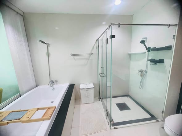 room interior and bathroom of The Address Chidlom