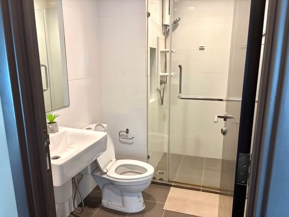 bathroom of THE BASE Park West – Sukhumvit 77
