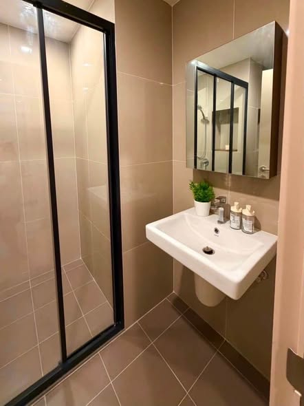 bathroom of THE BASE Phetchaburi-Thonglor เดอะ เบส เพชรบุรี – ทองหล่อ