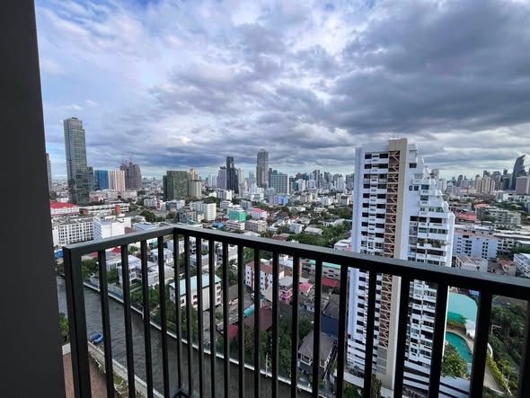 THE BASE Phetchaburi-Thonglor เดอะ เบส เพชรบุรี – ทองหล่อ