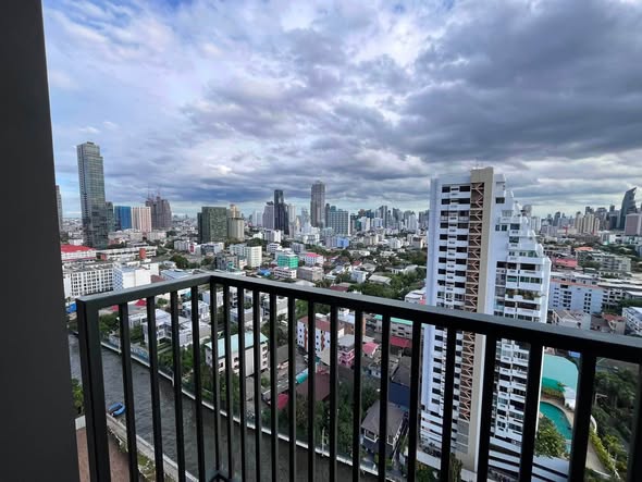 THE BASE Phetchaburi-Thonglor เดอะ เบส เพชรบุรี – ทองหล่อ