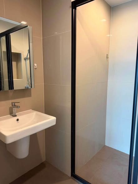 room interior and bathroom of THE BASE Phetchaburi-Thonglor เดอะ เบส เพชรบุรี – ทองหล่อ