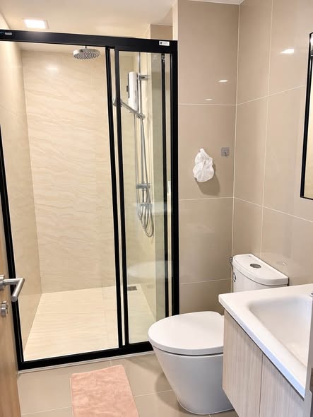 room interior and bathroom of เดอะ เบส ไรส์ | THE BASE Rise