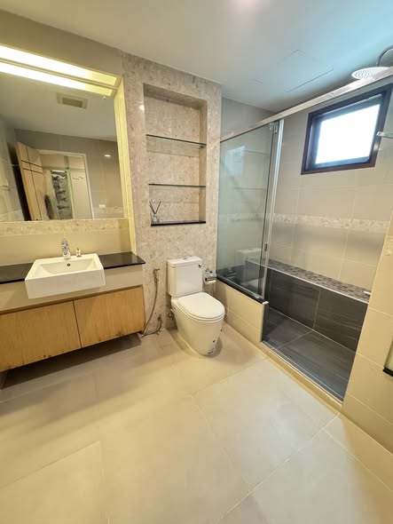 bathroom of The Crest Ruamrudee