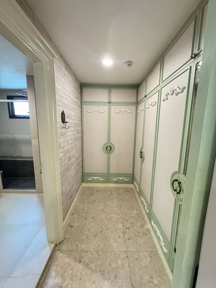 bathroom of The Crest Ruamrudee