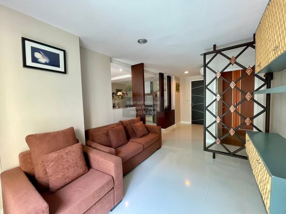 living room of The Crest Sukhumvit 24