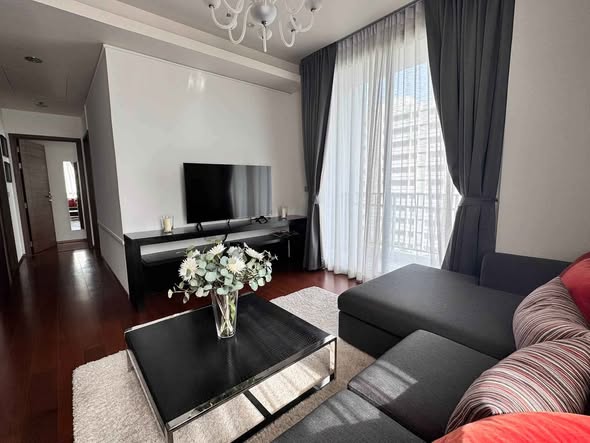 living room and bedroom of The Crest Sukhumvit 49