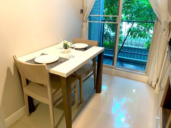room interior of The Crest Sukhumvit 49