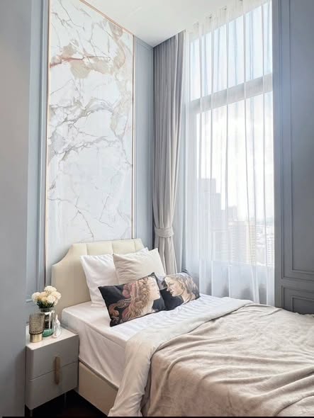 bedroom of The Diplomat 39