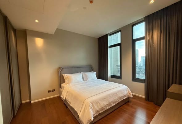 bedroom of The Diplomat 39