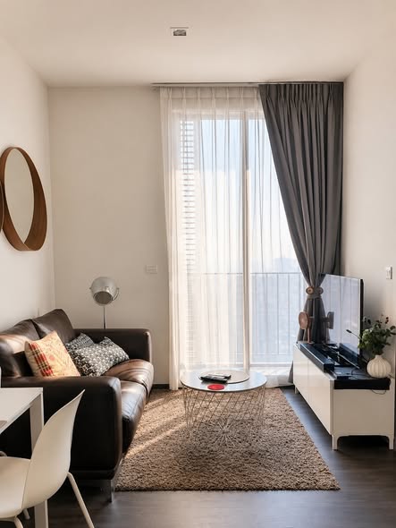 living room of The Edge Sukhumvit 23