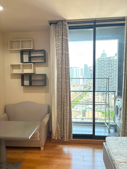 room interior of The Editor Saphan Khwai