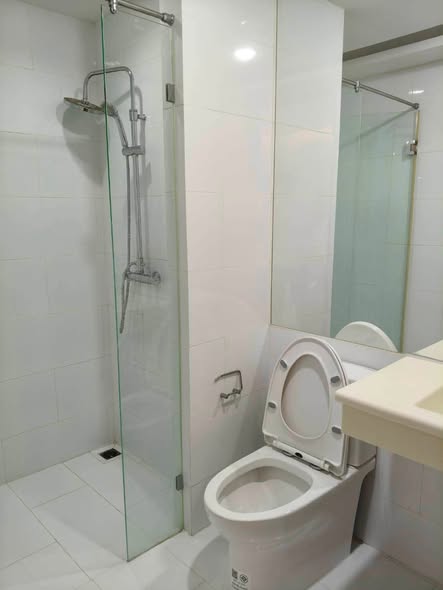 bathroom of The Emerald Hotel