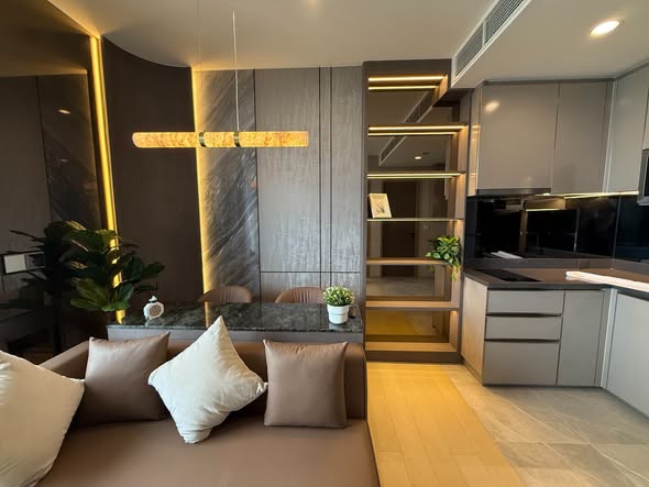 living room and bathroom of THE EXTRO Phayathai-Rangnam
