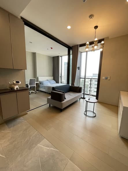 living room and bedroom of THE EXTRO Phayathai-Rangnam