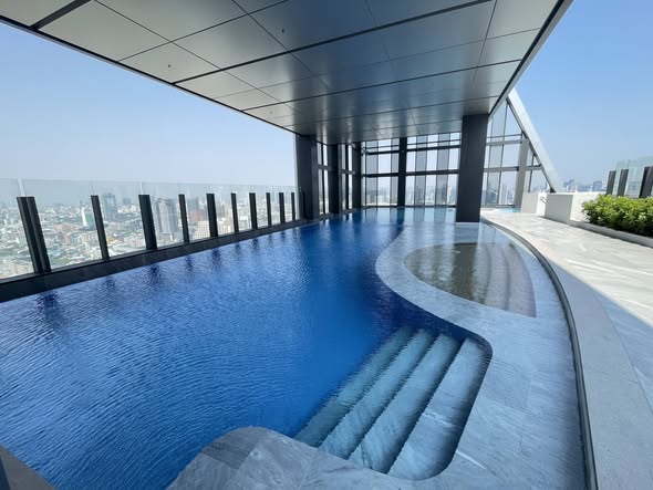 pool of THE EXTRO Phayathai-Rangnam