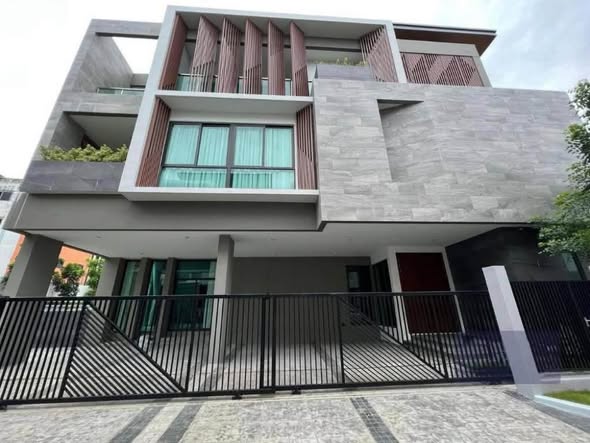 The Gentry Phatthanakan – เดอะ เจนทริ พัฒนาการ