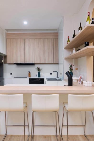 bathroom and kitchen of เดอะ เจนทริ สุขุมวิท (THE GENTRY SUKHUMVIT 101)