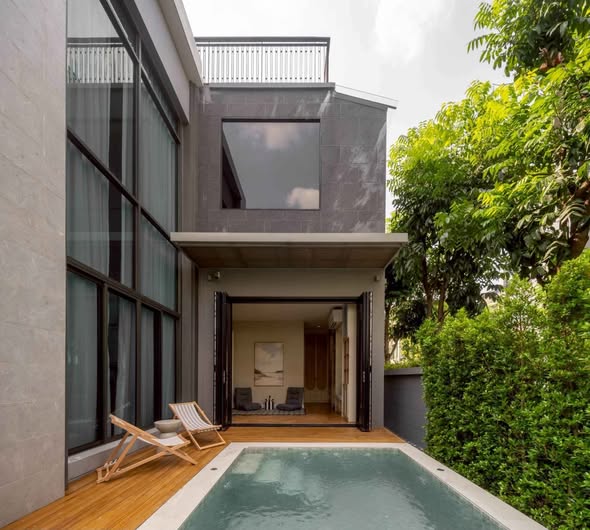 pool and room interior of เดอะ เจนทริ สุขุมวิท (THE GENTRY SUKHUMVIT 101)