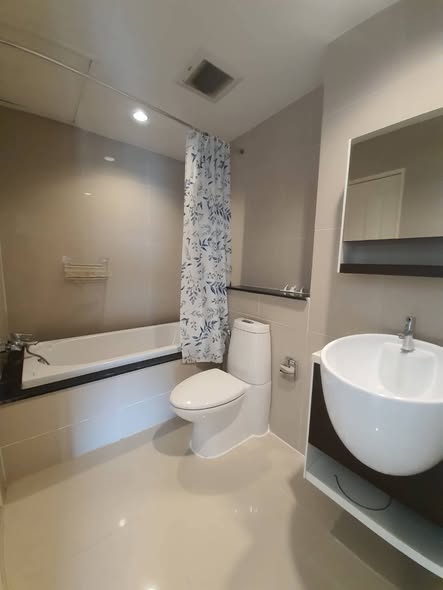 bathroom of The Inspire Place Abac Rama 9
