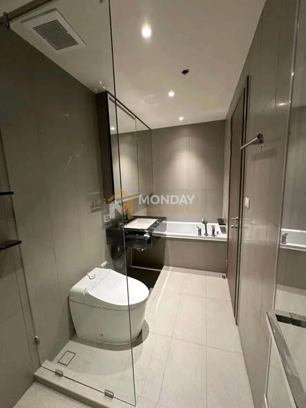 bathroom of The Issara Sathorn (ดิ อิสสระ สาทร)