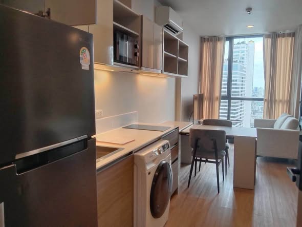 The Issara Sathorn (ดิ อิสสระ สาทร)