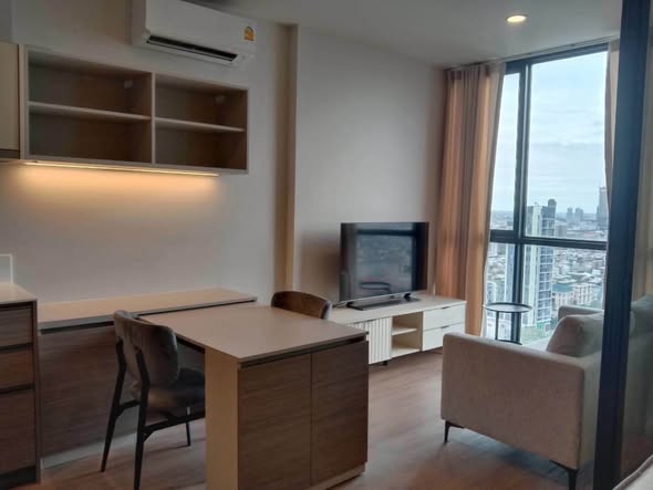 The Issara Sathorn (ดิ อิสสระ สาทร)