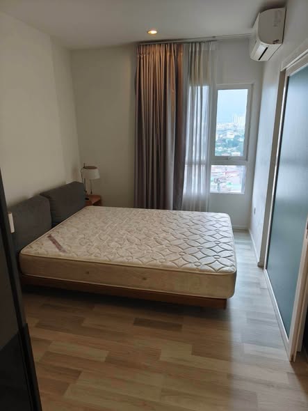 bedroom of The Key Sathon-Charoen Rat