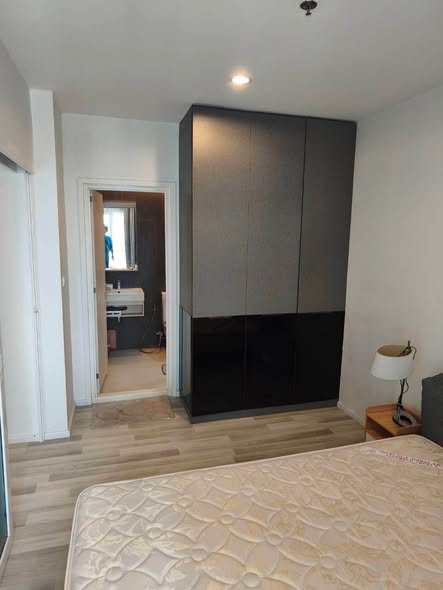 bedroom and room interior of The Key Sathon-Charoen Rat