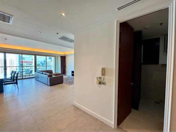 room interior of The Lakes