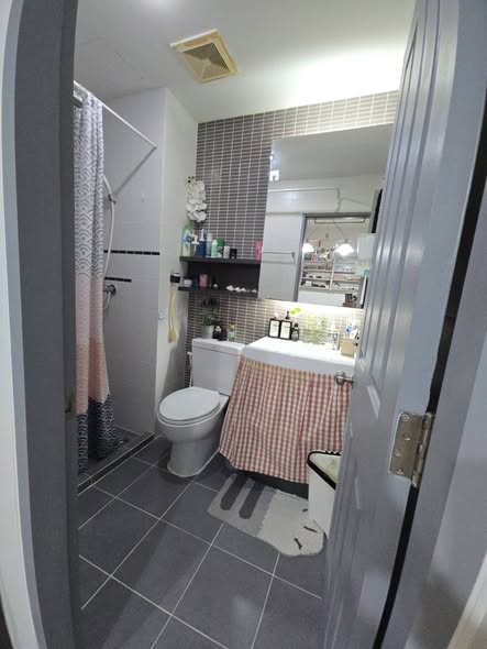 bathroom of The Leaf