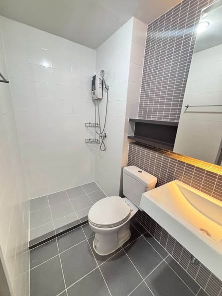 bathroom of The Leaf