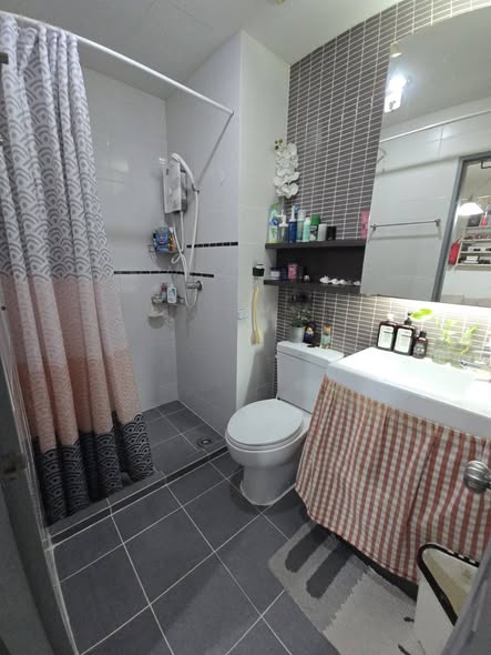 bathroom of The Leaf