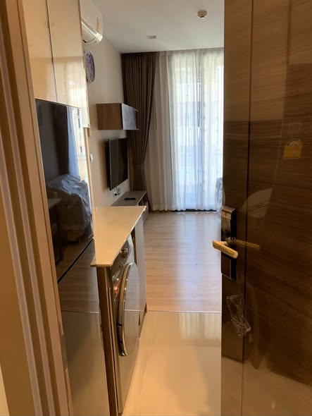 room interior and bathroom of THE LINE Phahon-Pradipat