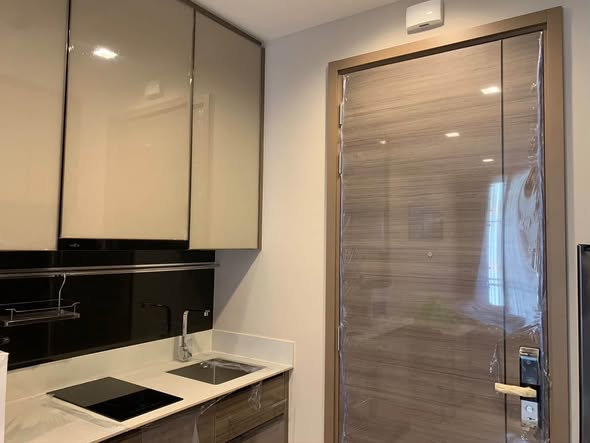 room interior and bathroom of THE LINE Phahon-Pradipat