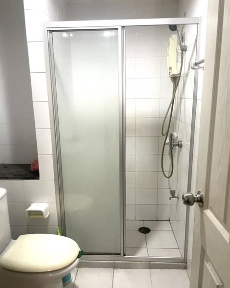 room interior and bathroom of The Link Sukhumvit 50