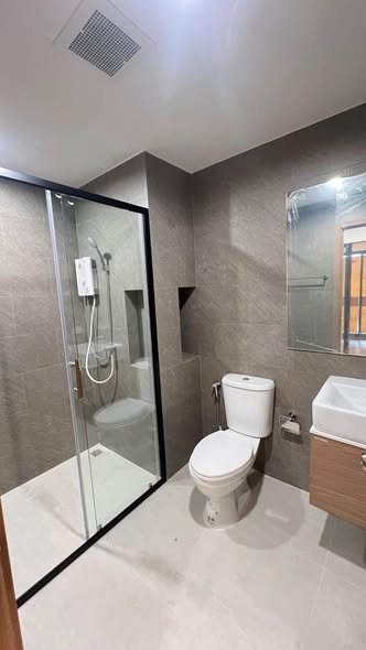 room interior and bathroom of The Livin Ramkhamhaeng : เดอะ ลิฟวิ่น รามคำแหง