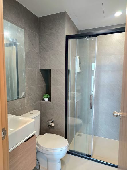 room interior and bathroom of The Livin Ramkhamhaeng : เดอะ ลิฟวิ่น รามคำแหง