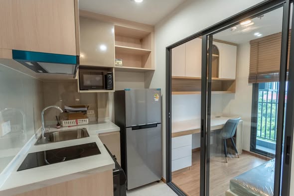 room interior and kitchen of The Livin Ramkhamhaeng : เดอะ ลิฟวิ่น รามคำแหง