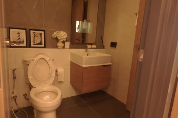 bathroom of The Moment Ratchada 19