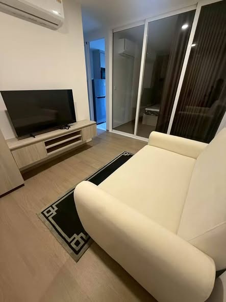 living room and bedroom of The Origin Phahol 57