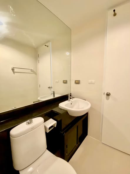 bathroom of The Parkland Grand Asok-Phetchaburi