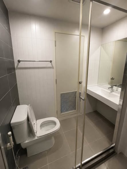 room interior and bathroom of The President Sathon-Ratchaphruek 2