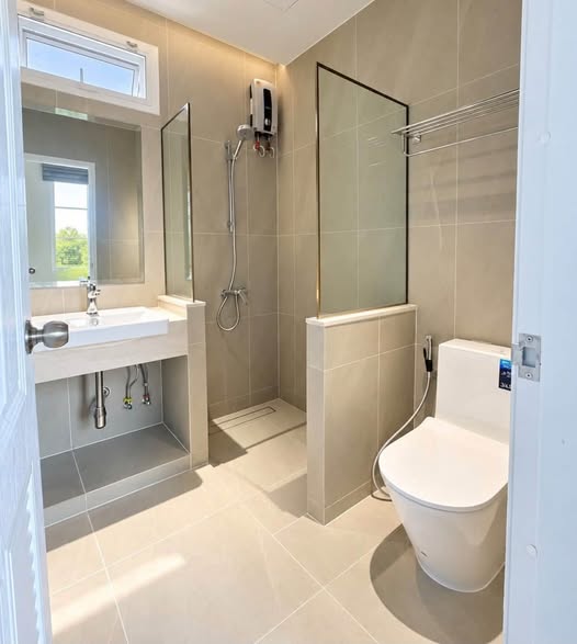room interior and bathroom of The Private Residence Rajdamri