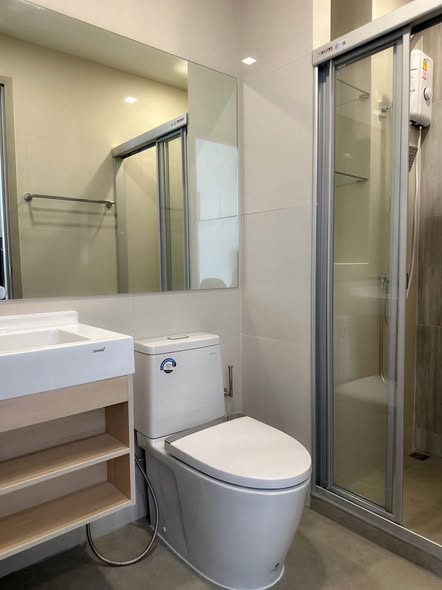 room interior and bathroom of The Rich Rama 9 – Srinagarindra