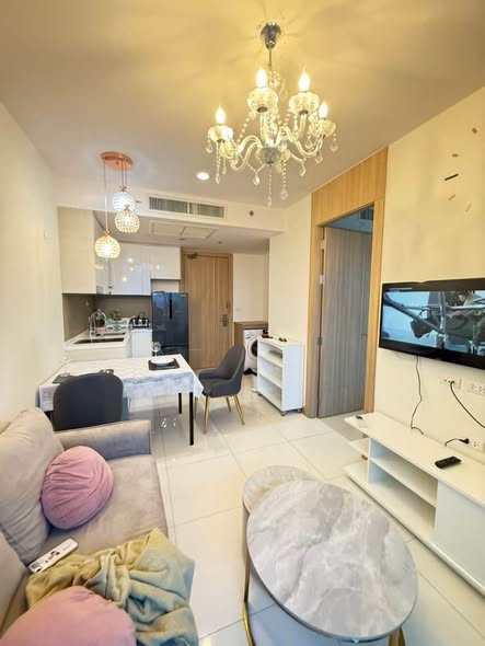 living room and bedroom of The Riviera Wongamat Beach : เดอะ ริเวียร่า วงศ์อมาตย์ บีช