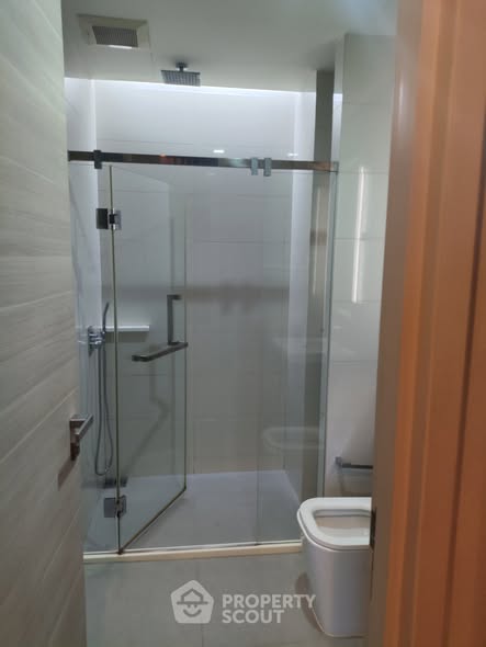 room interior and bathroom of The Room Sathon @ St. Louis